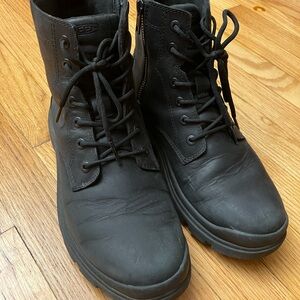 Women’s Sz 7 Keen Black Faux Leather Boots